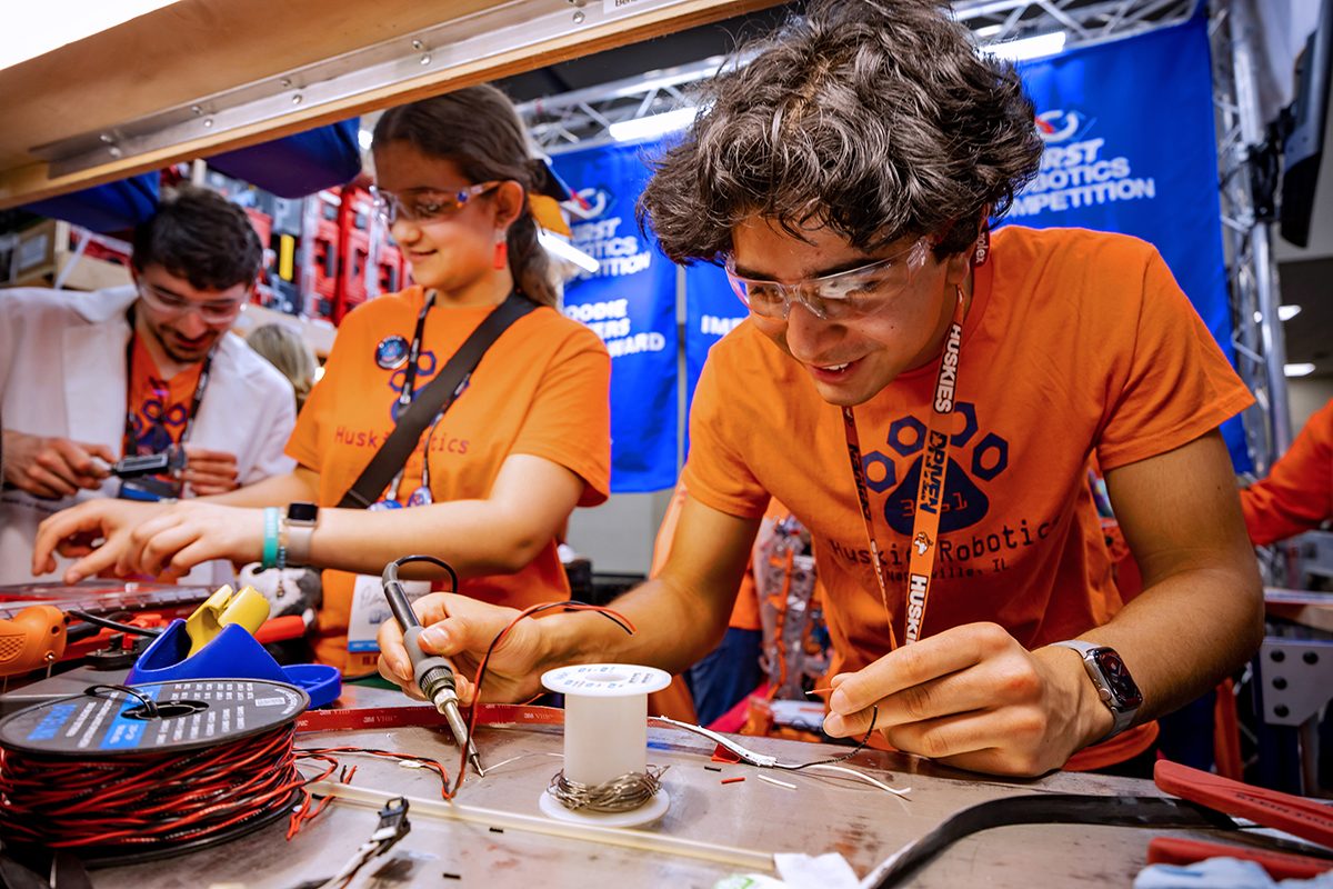 FRC 学生在 Pit 区维护机器人