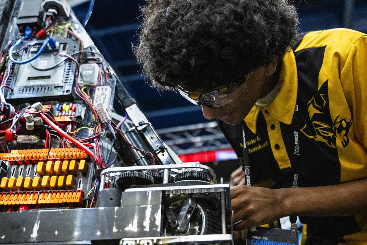 FRC 学生检查机器人内部结构